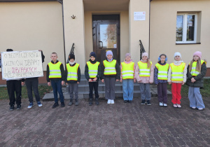 Uczniowie wyposażeni w elementy odblaskowe