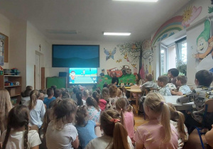 Prelekcja o bezpieczeństwie na drodze prowadzona w klasach I-III. Funkcjonariusz Policji podkreślił ważność noszenia odblasków.