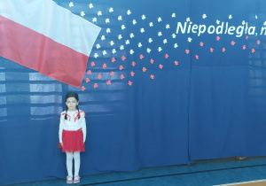 Dziewczynka na tle flagi Polski
