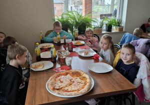 Dzieci w pizzerii