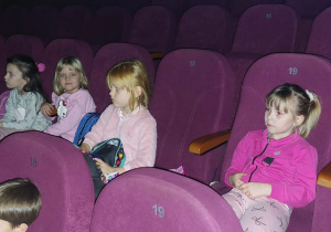 Dziewczynki oglądają bajkę