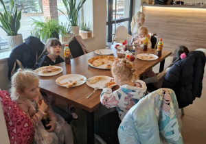Dzieci w pizzerii