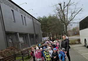 Dzieci tuż przed wejściem do kina