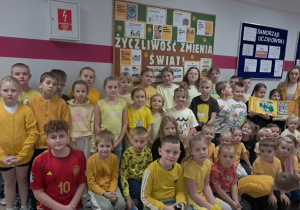 Grupa dzieci w żółtych strojach