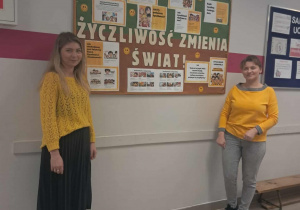 Panie na tle gazetki o życzliwości