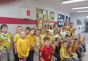 Grupa dzieci w żółtych strojach