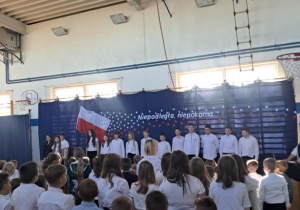 Społeczność szkolna podczas akademii z okazji 11 Listopada
