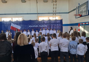 Społeczność szkolna podczas akademii z okazji 11 Listopada