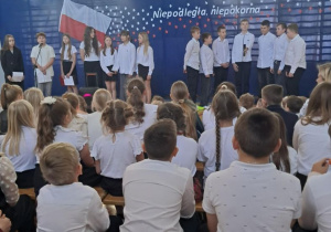 Społeczność szkolna podczas akademii z okazji 11 Listopada