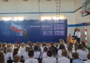 Społeczność szkolna podczas akademii z okazji 11 Listopada