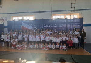 Społeczność szkolna podczas akademii z okazji 11 Listopada