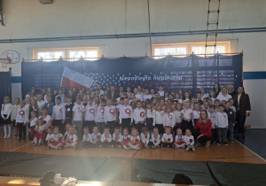 Społeczność szkolna podczas akademii z okazji 11 Listopada