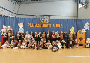 Dzieci obchodzą Dzień Pluszowego Misia