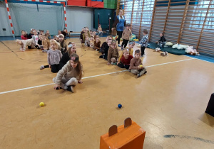 Dzieci turlają piłkę