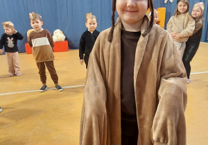 Chłopiec przebrany za misia