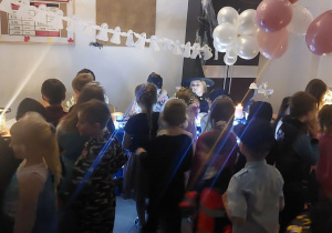 Dzieci podczas wróżb andrzejkowych