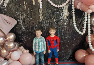 Dzieci na tle ścianki