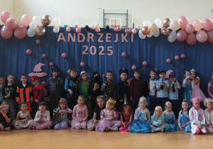 Dzieci na tle dekoracji Andrzejkowej