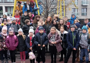 Uczniowie przed budynkiem Centrum Nauki Kopernik