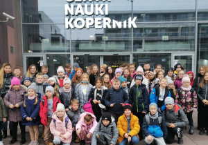 Uczniowie przed budynkiem Centrum Nauki Kopernik