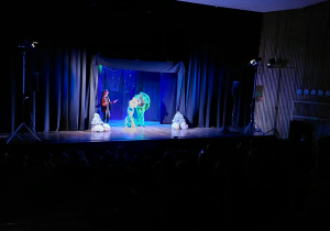 Dzieci podczas spektaklu