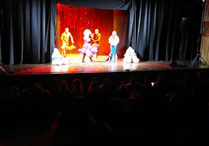 Dzieci podczas spektaklu