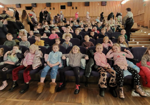 Dzieci tuż przed przedstawieniem