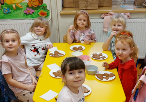 Dzieci podczas dekorowania pierników