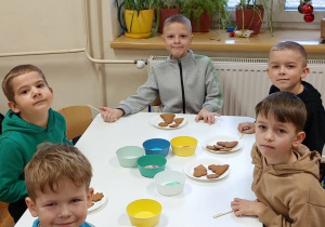 Dzieci podczas dekorowania pierników