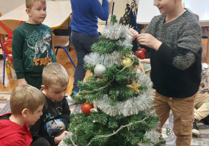 Dzieci ubierają choinkę