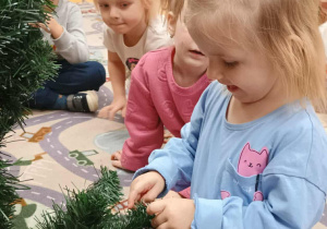 Dziewczynki podczas ubierania choinki