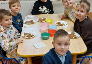 Dzieci z pierniczkami