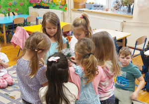 Dziewczynki podczas ubierania choinki