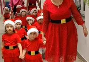 Młodsza grupa przedszkolna tuż przed występem