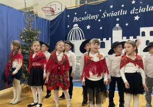 Przedszkolaki na scenie podczas występu