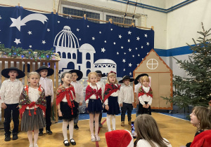 Przedszkolaki na scenie podczas występu