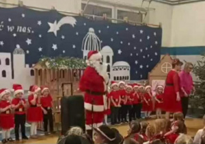 Mikołaj i młodsza grupa przedszkolna na scenie