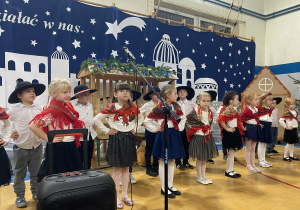 Przedszkolaki na scenie podczas występu