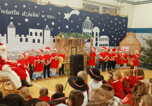 Dzieci przebrane za Mikołaje podczas występu