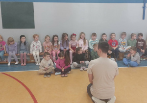 Dzieci słuchają zasad, jak zachować się podczas seansu filmowego