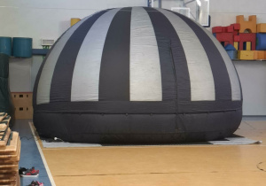 Dzieci w trakcie oglądania bajki