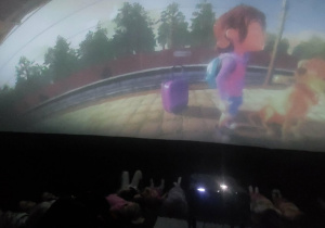 Dzieci w trakcie oglądania bajki