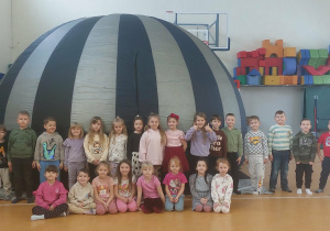 Dzieci przed kinem sferycznym