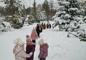 Dzieci podczas zabaw na śniegu