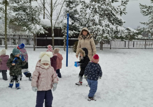 Przedszkolaki podczas wyjścia na śnieg