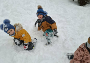 Dzieci badają właściwości śniegu