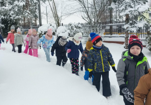 Dzieci idą na śnieg