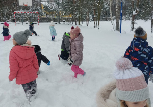 Przedszkolaki podczas wyjścia na śnieg