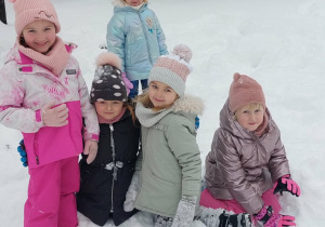 Dziewczynki podczas zimowych zabaw