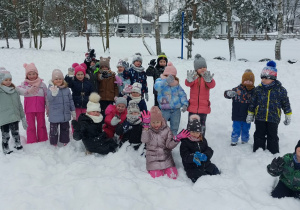 Dzieci w śnieżnej scenerii